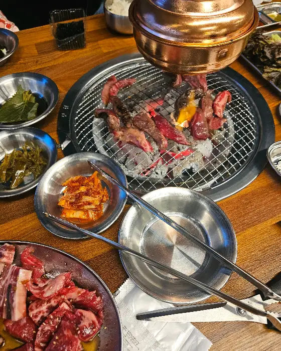 숯불 위에서 고기를 굽고 있는 모습