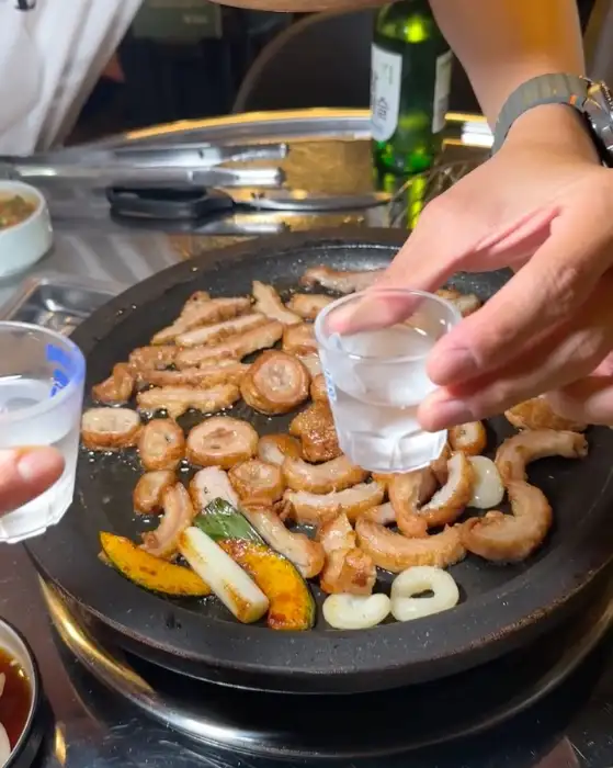 막창을 굽고 있는 모습과 함께 놓인 술잔