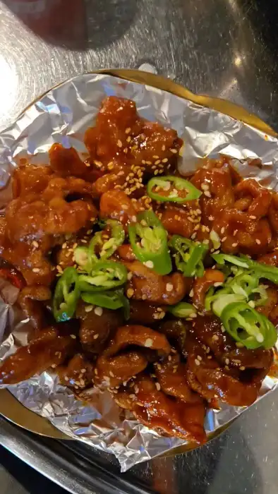 매콤한 양념이 버무려진 닭발 요리