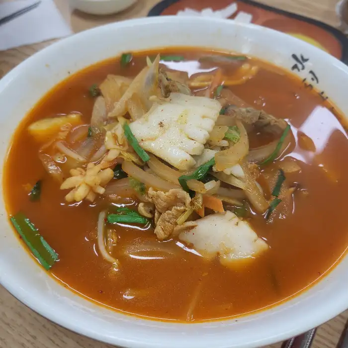 짜장면 소스가 듬뿍 담긴 그릇