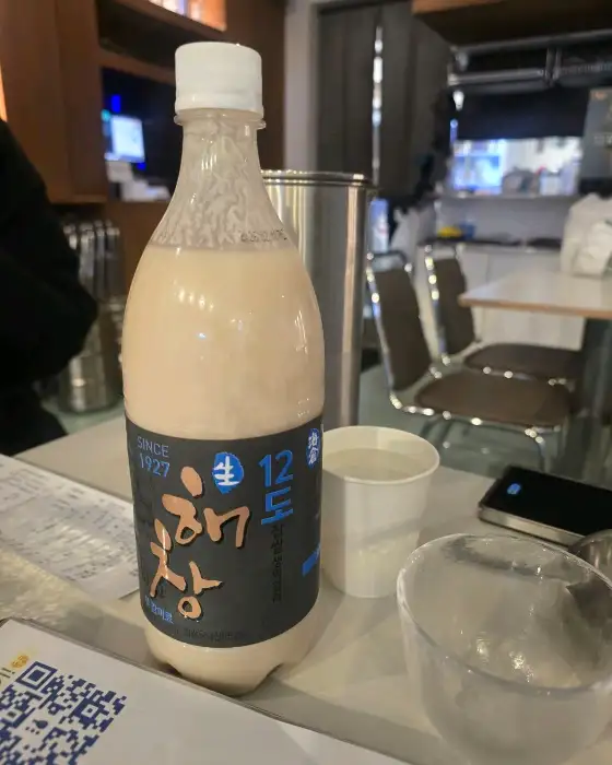 부드러운 우윳빛의 꿀막걸리 병