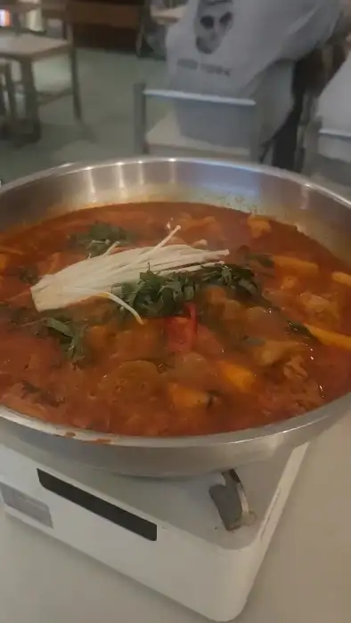 푸짐한 닭볶음탕이 끓고 있는 모습
