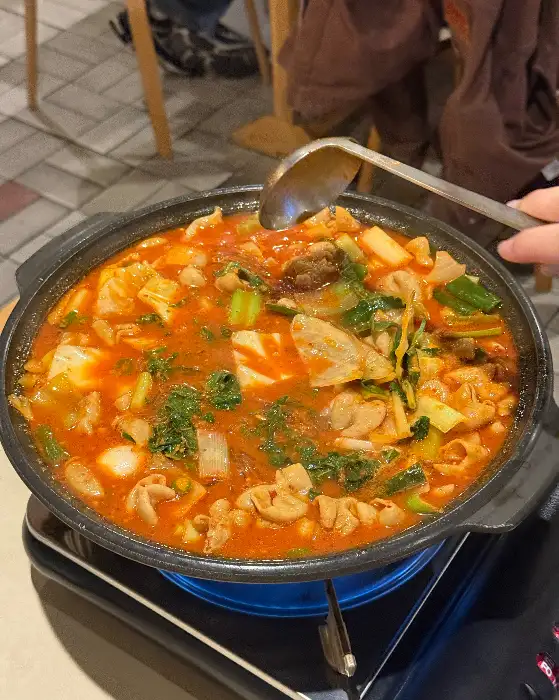 보글보글 끓고 있는 연해장의 곱창전골