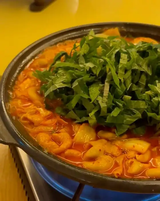 곱창과 채소가 푸짐하게 담긴 곱창전골 클로즈업