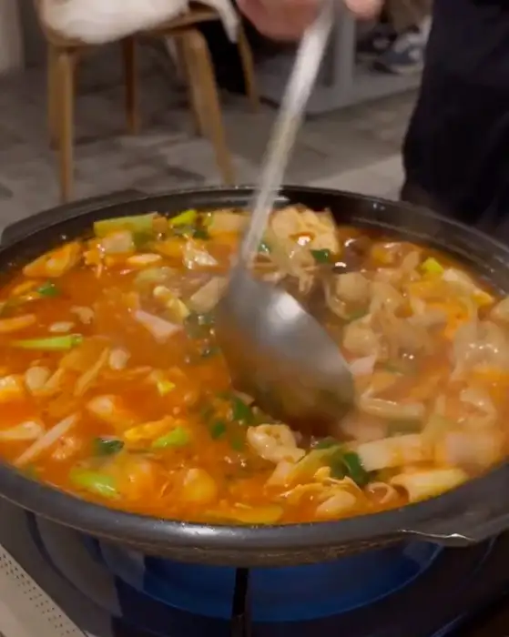 따뜻한 조명 아래 놓인 식탁과 냄비