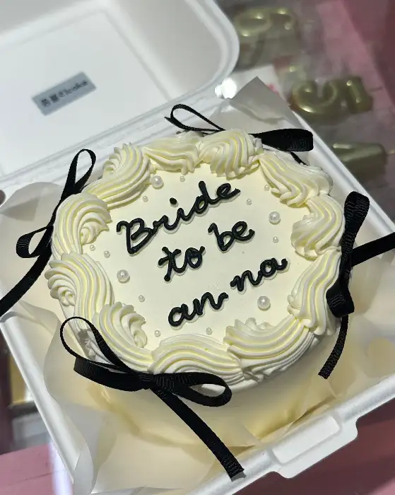 Bride to be 레터링 케이크