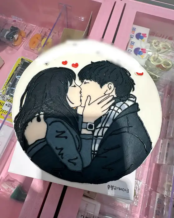 로맨틱한 키스 장면이 그려진 맞춤 제작 케이크