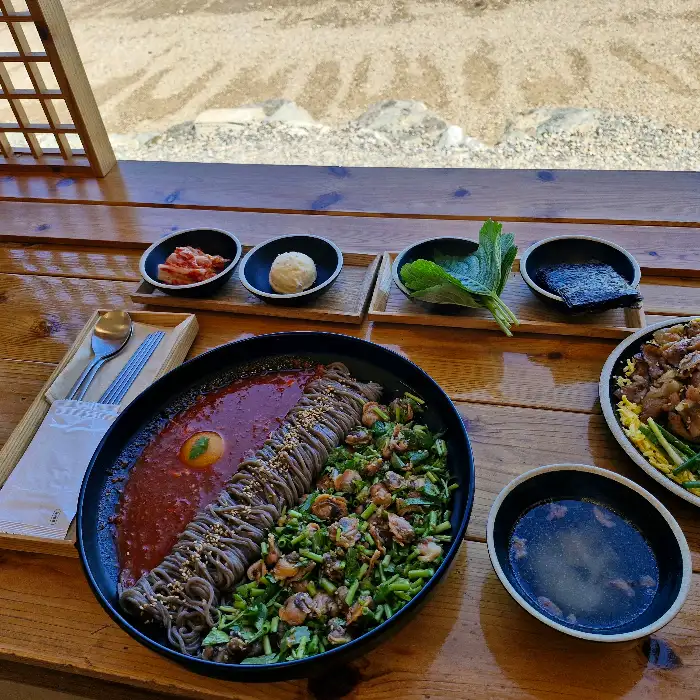 꼬막 한판을 볶아 먹는 모습