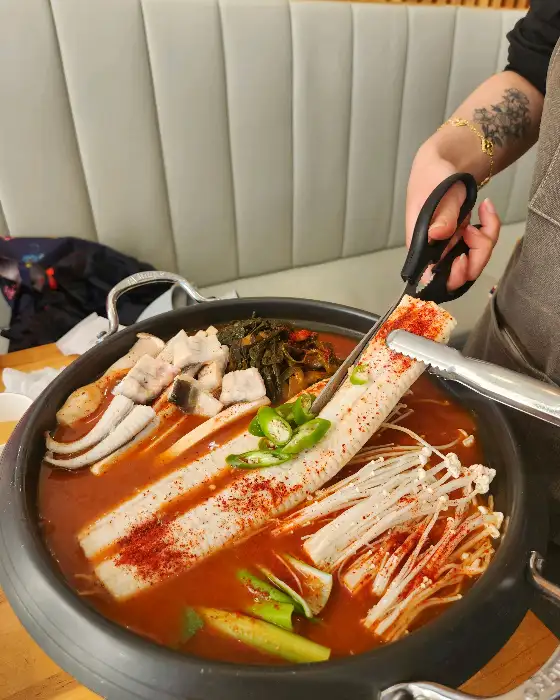 통장어가 올라간 파김치 장어 전골