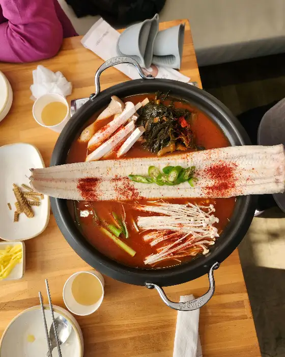 팔팔 끓고 있는 파김치 장어 전골
