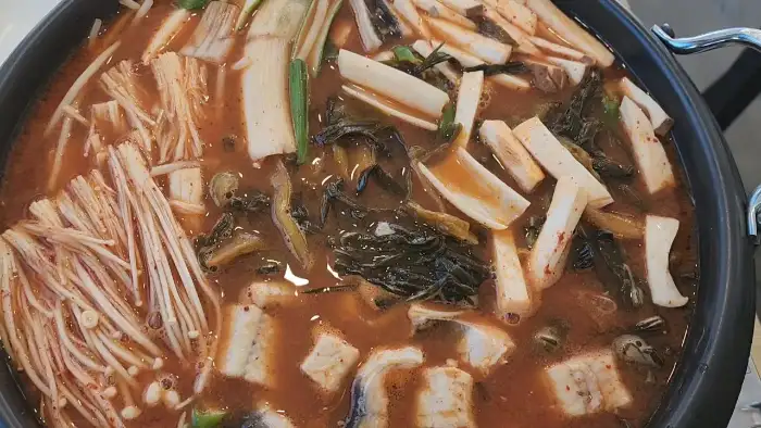 장어가 익어가고 있는 전골 모습