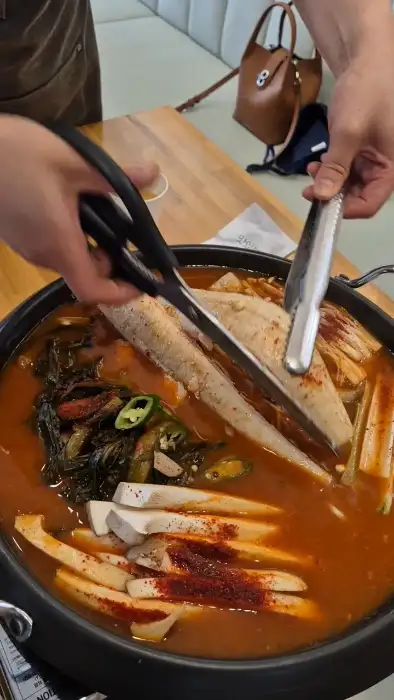 가위로 장어를 자르는 모습