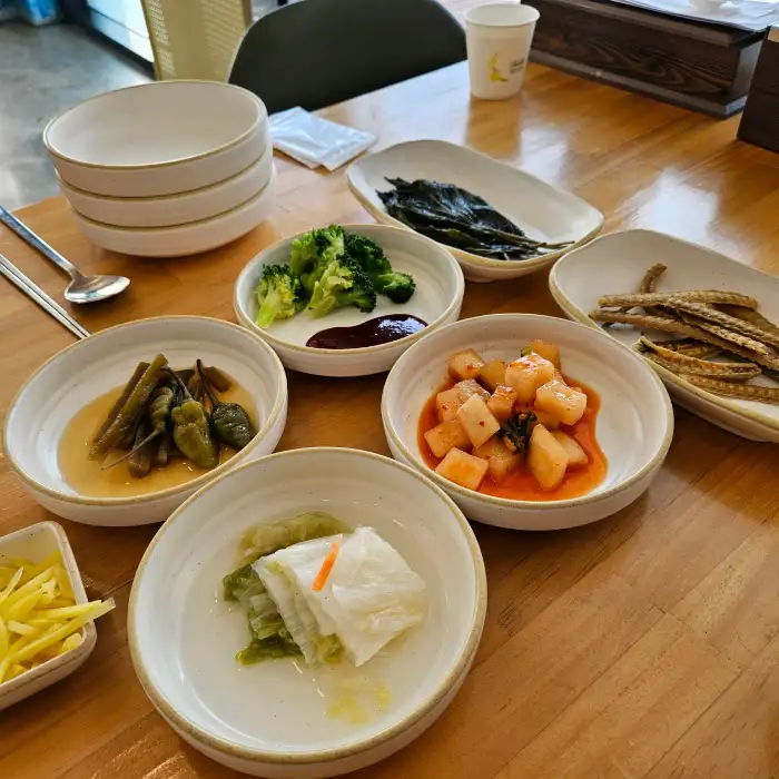 다양한 밑반찬이 차려진 모습