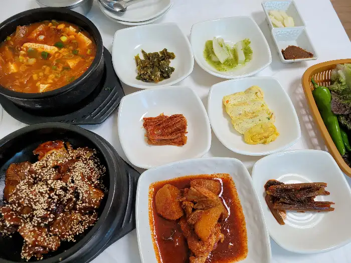 다양한 반찬과 음식들