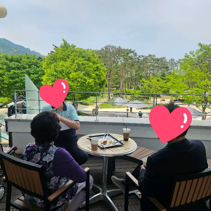 테라스 좌석에서 담소를 나누는 사람들