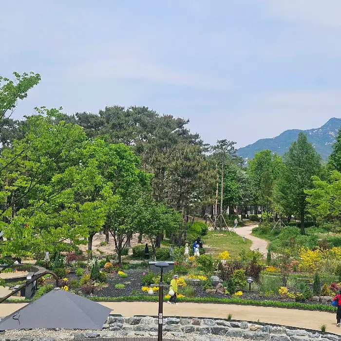 푸르른 녹음과 산책로가 있는 창포원 풍경
