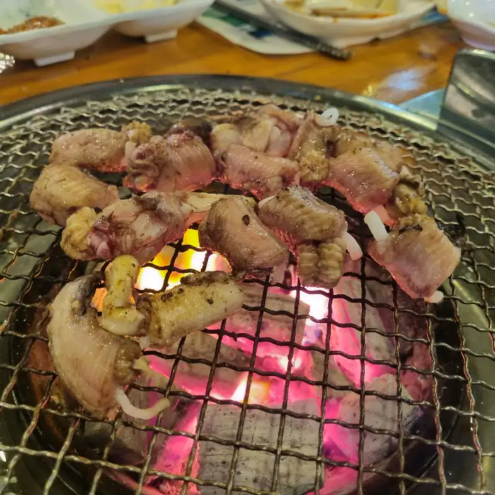 양념과 소금으로 양념된 장어구이가 숯불 위에 놓여있는 모습