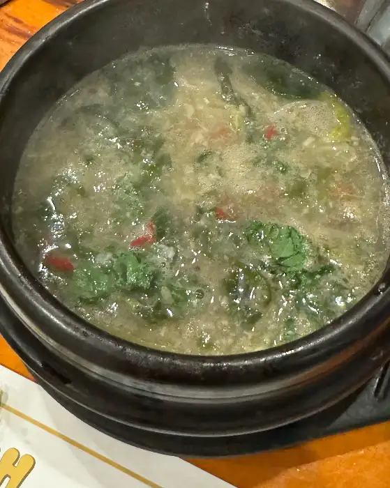 뚝배기에 담겨 나온 장어탕의 모습