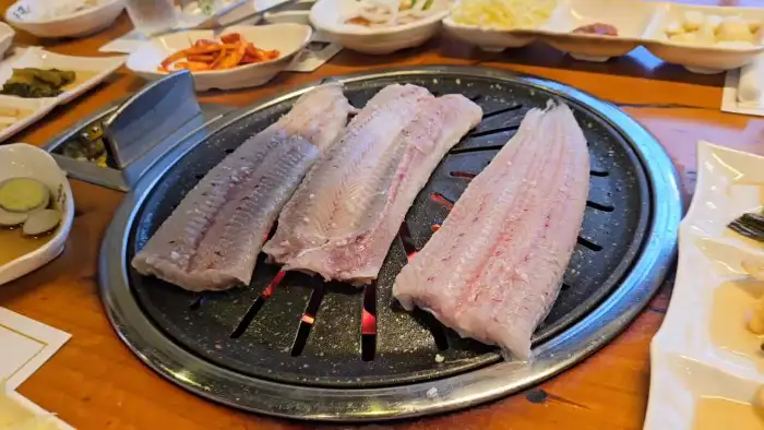 돌솥밥과 다양한 반찬이 차려진 상차림