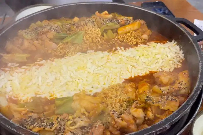 장인닭갈비 남포점 치즈 닭갈비와 라면사리