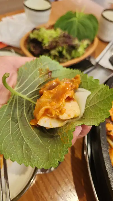 깻잎에 싸 먹는 닭갈비 한 점
