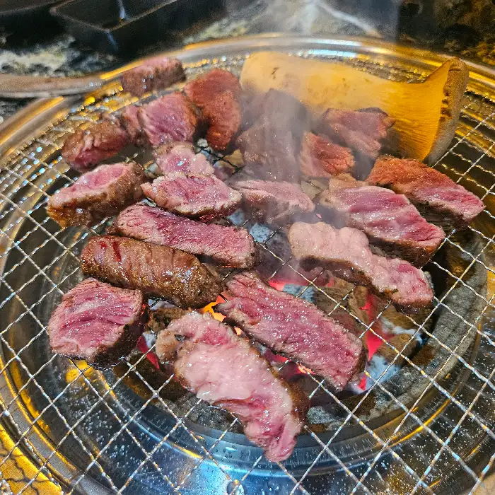 잘 달궈진 불판 위에서 지글지글 익어가는 신선한 고기