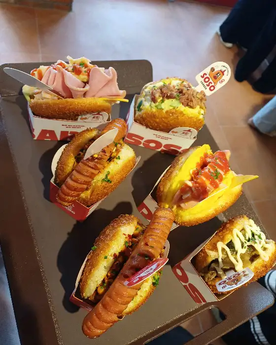 다양한 사라다빵과 햄버거 빵 조합 사진