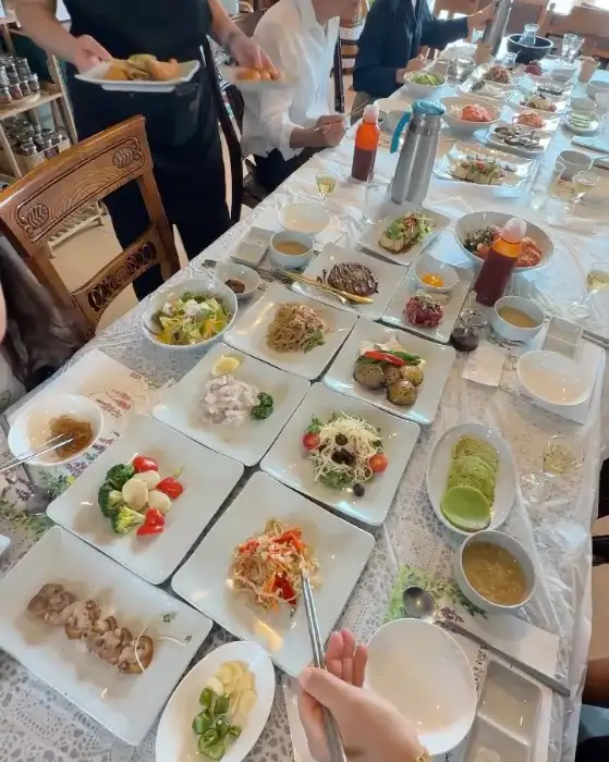 테이블에 차려진 여러 음식 사진