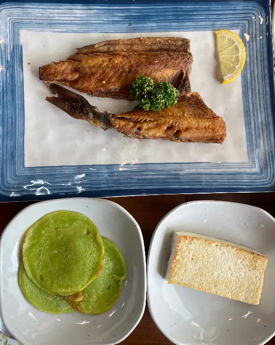 다양한 음식이 놓인 테이블 사진