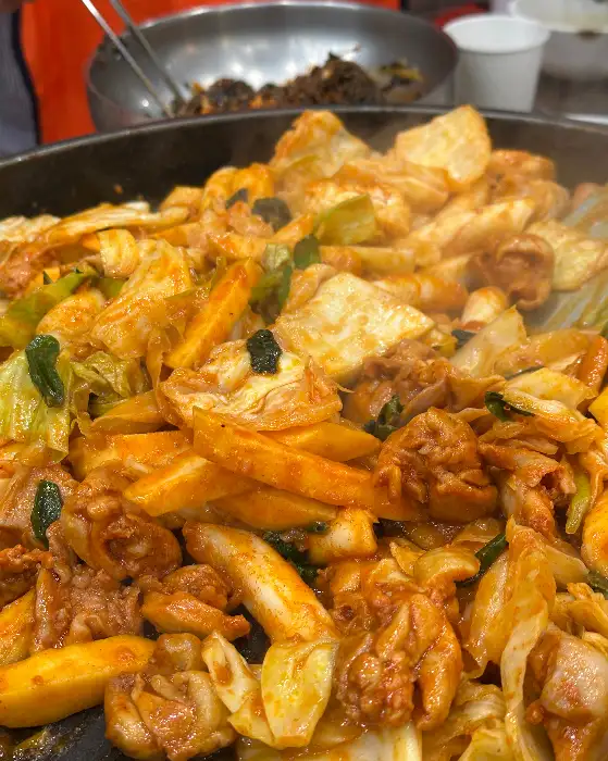 잘 볶아지고 있는 닭갈비