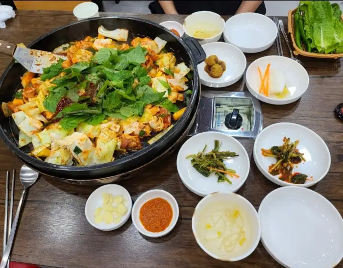 닭갈비와 곁들임 반찬