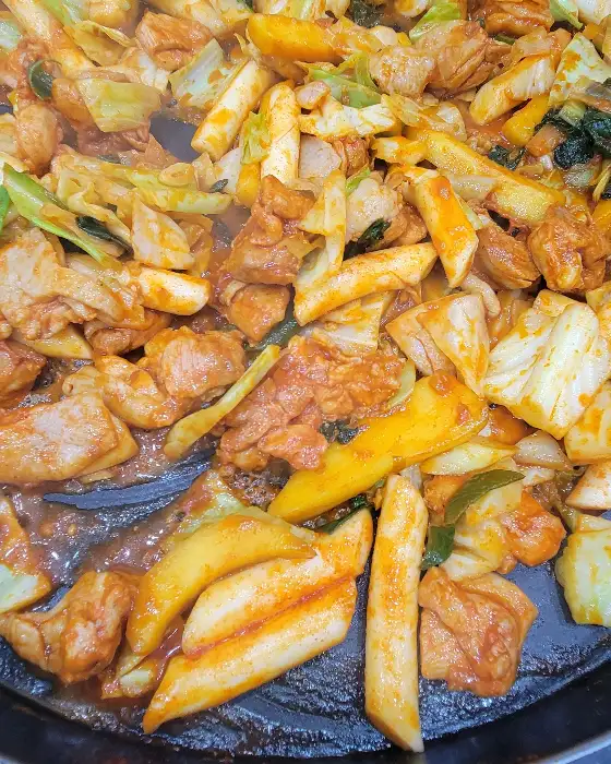 잘 익은 닭갈비 근접 촬영