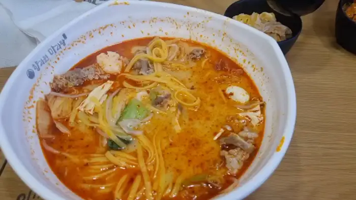 마라탕 그릇 속의 다양한 면과 건더기