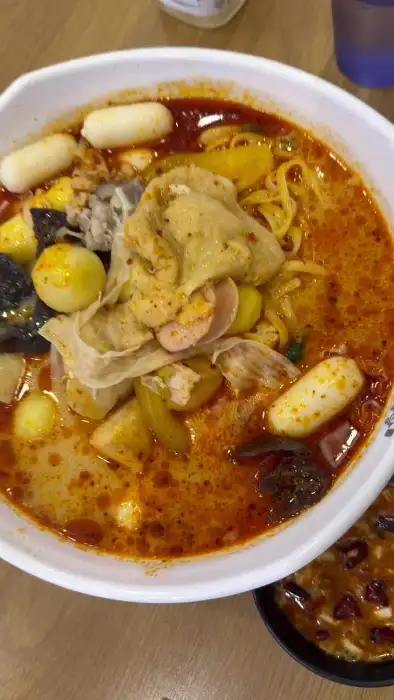 마라탕 그릇 위쪽으로 보이는 떡과 건두부, 버섯