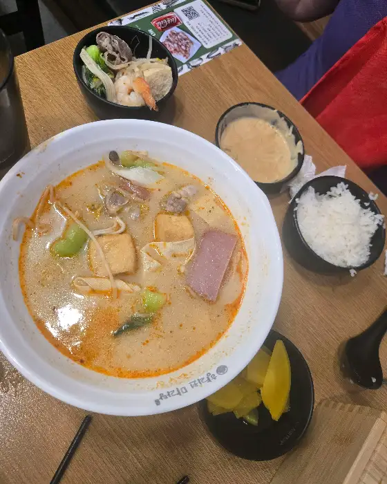 마라탕 국물 안의 다양한 건더기들과 밥 한 그릇