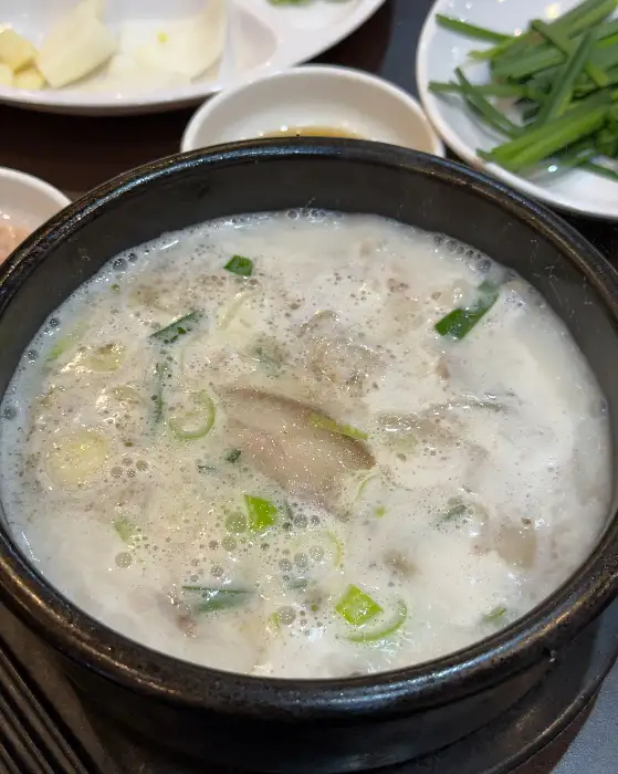 순대국밥 속의 다양한 고기와 순대, 파 고명이 어우러진 모습
