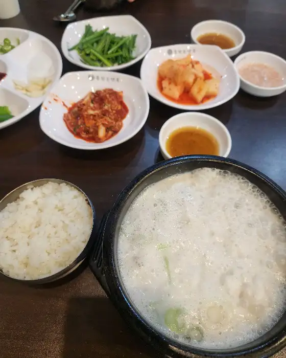 순대국밥과 함께 차려진 밥, 깍두기, 김치 등의 반찬