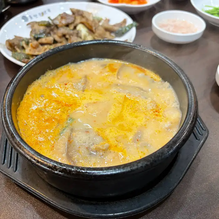돼지 석쇠불고기 한 접시, 먹음직스러운 빛깔과 양념이 돋보이는 모습