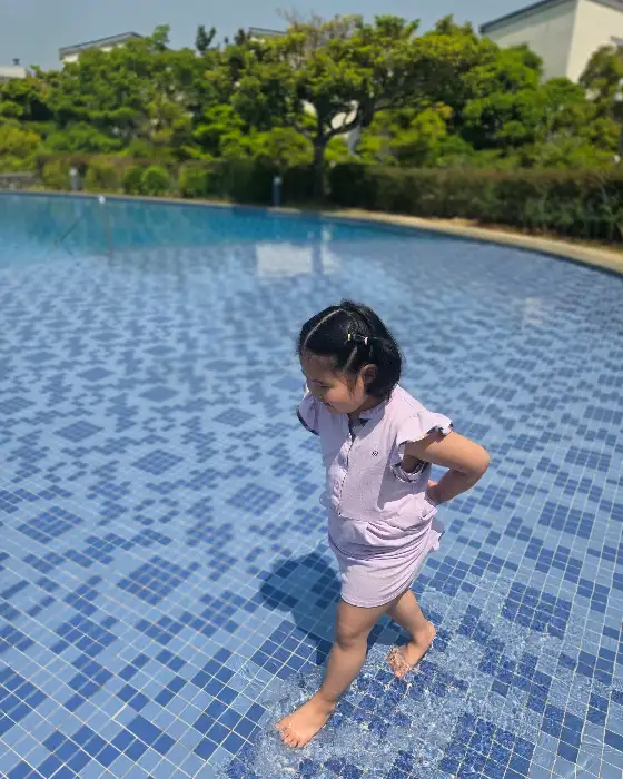 수영장 옆에서 뛰어노는 아이