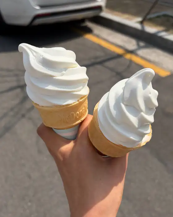아이스크림 콘 두 개