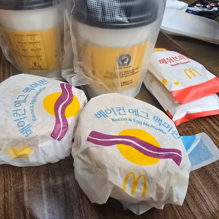 베이컨 에그 맥머핀 두 개와 커피