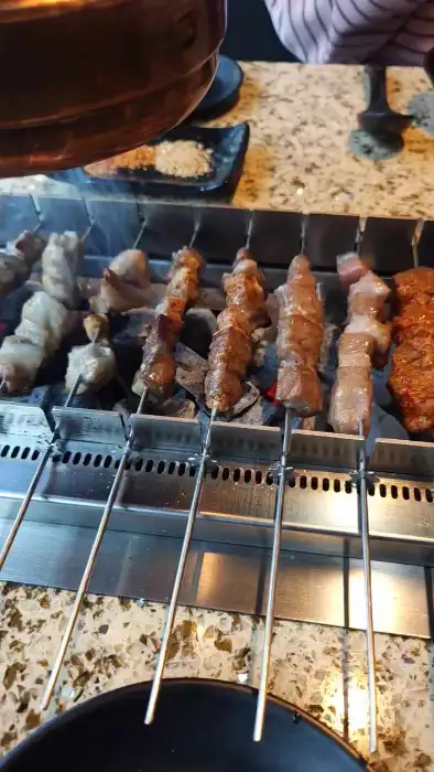 장작 위에서 구워지는 양꼬치