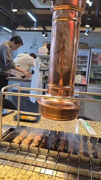 주방 모습과 양꼬치 굽는 기계