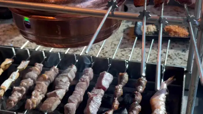 노릇하게 구워지는 양꼬치 꼬치들