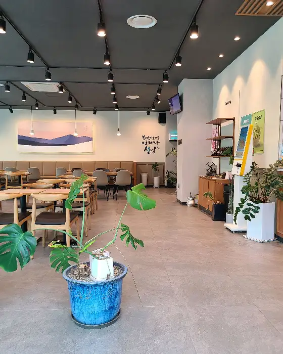 설빙 빙수 먹는 모습