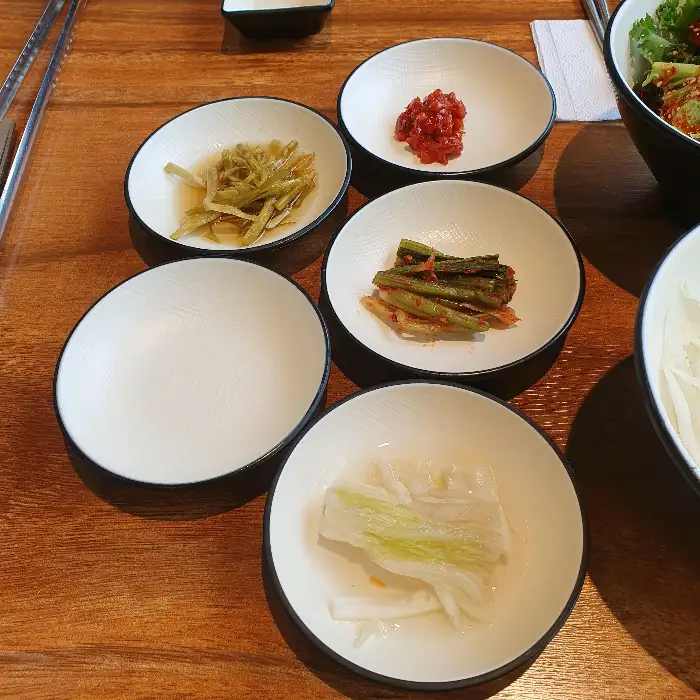 정갈하게 담긴 밑반찬들