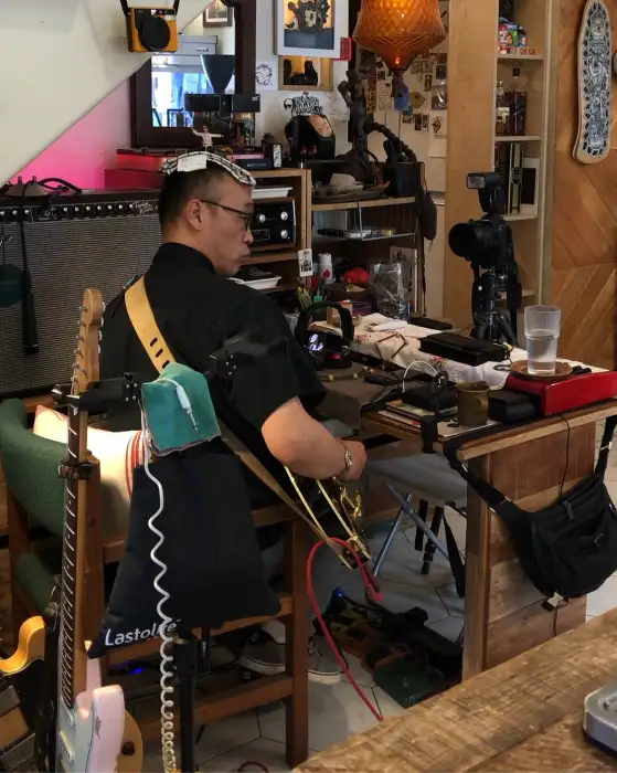 사장님이 커피를 내리는 모습, 전문가적인 포스가 느껴지는 모습