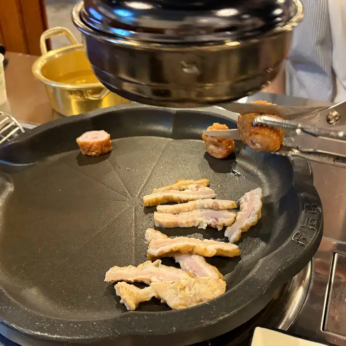 김치볶음밥에 치즈를 뿌려 녹이고 있는 모습