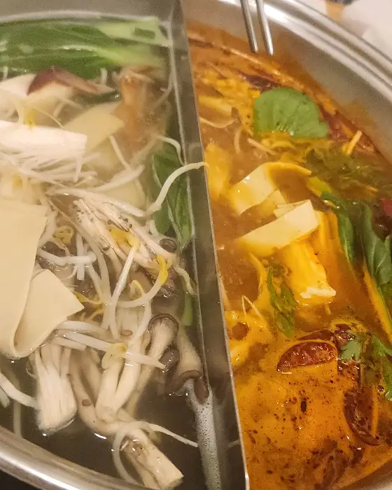 훠궈 냄비의 마라 육수와 백탕 육수 모습