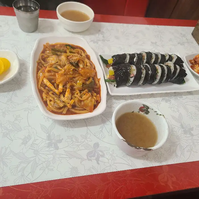 김밥과 볶음우동이 담긴 식탁